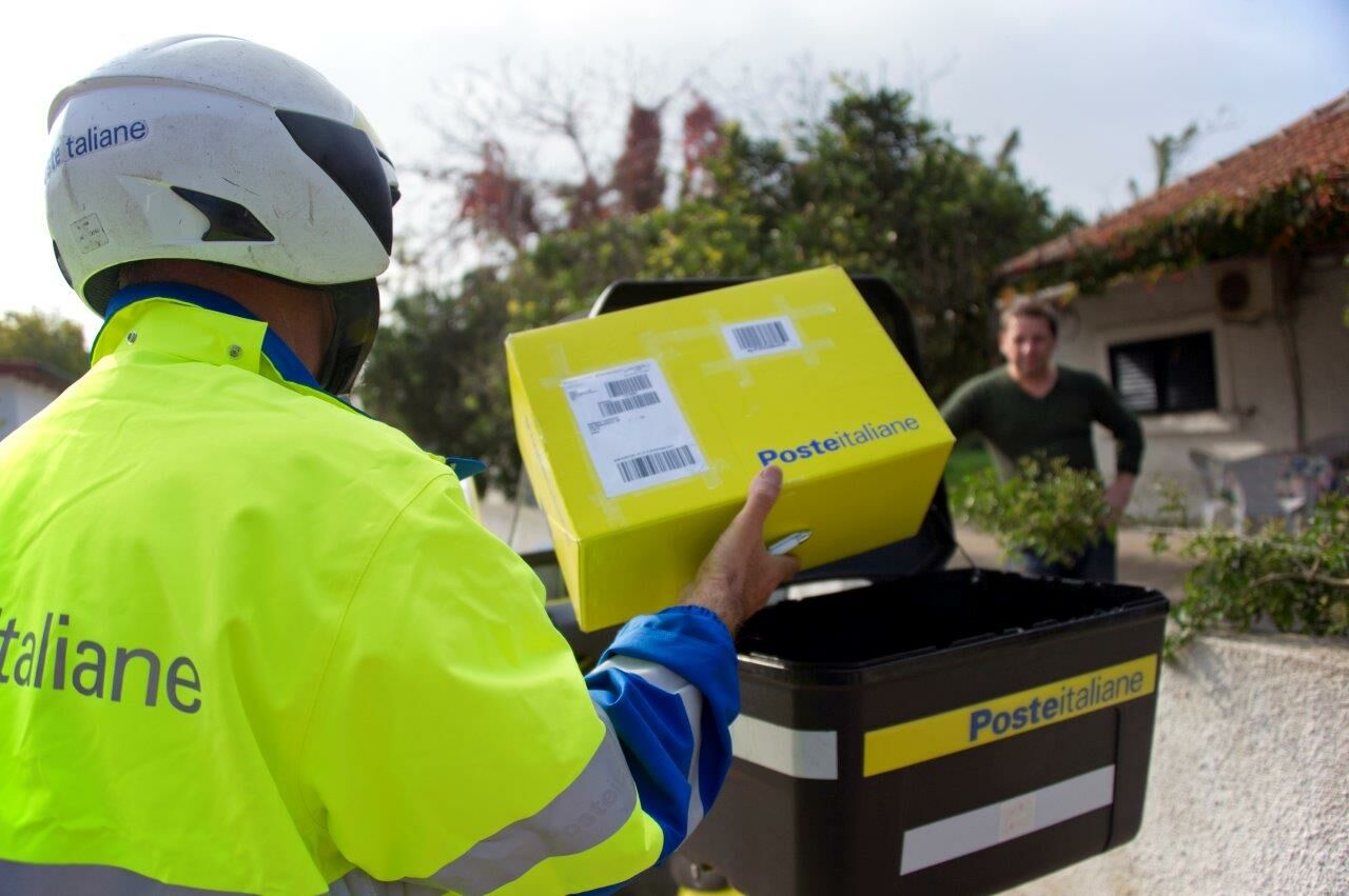 Poste italiane. Почта Италии. Почта логотип Италии. Посылка в Италию. Итальянская посылка.