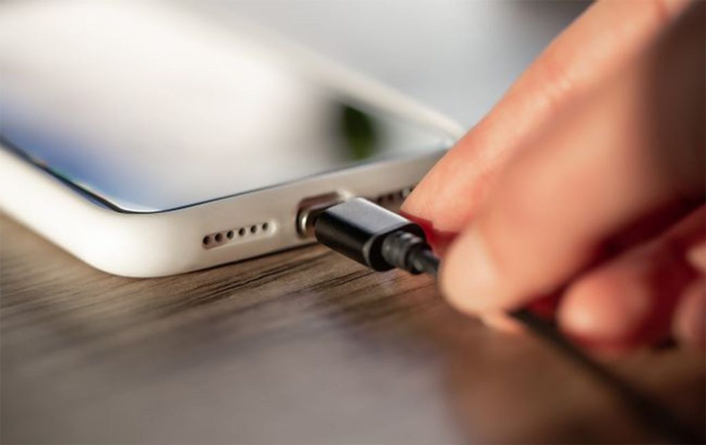 Можно ли держать смартфон на зарядке постоянно: Apple и Samsung дали ответ