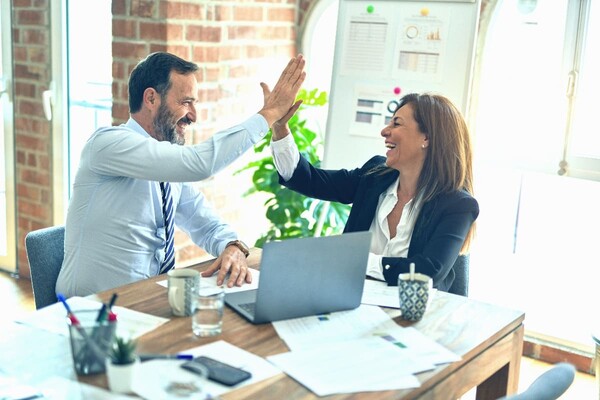 Кто в Киеве получает самые высокие зарплаты: рейтинг отраслей и профессий 2025, где платят больше всего