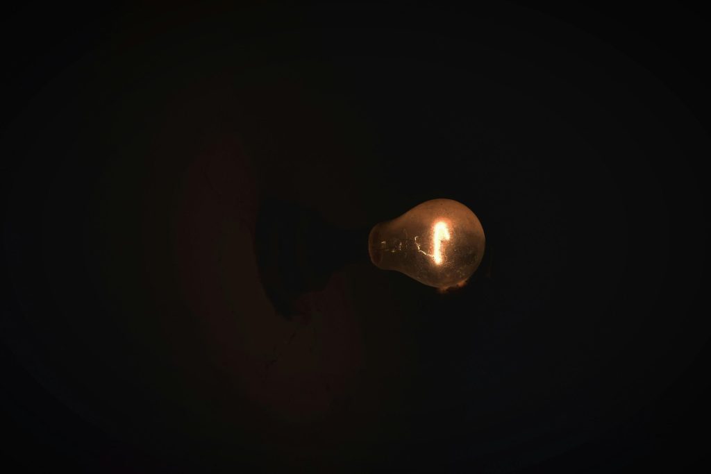 Света нет, а сумма в платежке не изменилась: в чем причина и что нужно знать