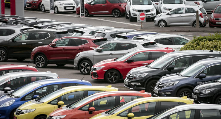 Спрос на подержанные авто из-за границы в Украине вырос на 24%: самые популярные модели и цены