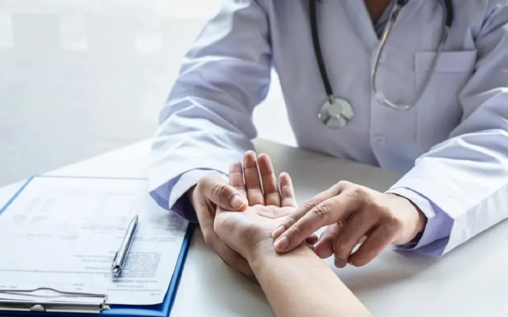 Скрининг здоровья 40+ в Украине: кто может получить 2000 грн и как это работает. Что делать, если нет "Дії"