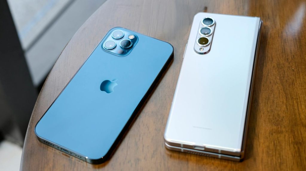 Apple или Samsung: какая компания стала лидером по поставкам смартфонов в 2025 году и что происходит с рынком