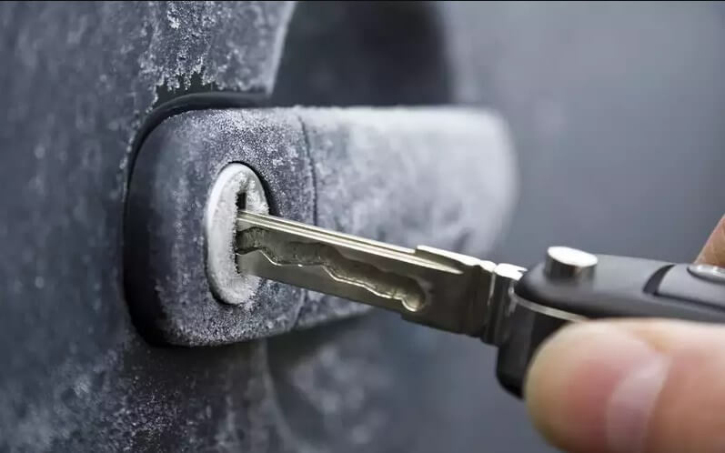 Замерз замок в машине: что делать и как открыть дверь без повреждений