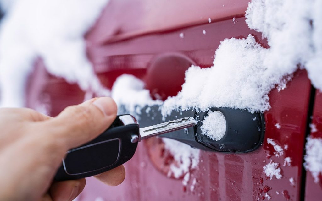 Как открыть автомобиль, если замерз замок: пошаговая инструкция