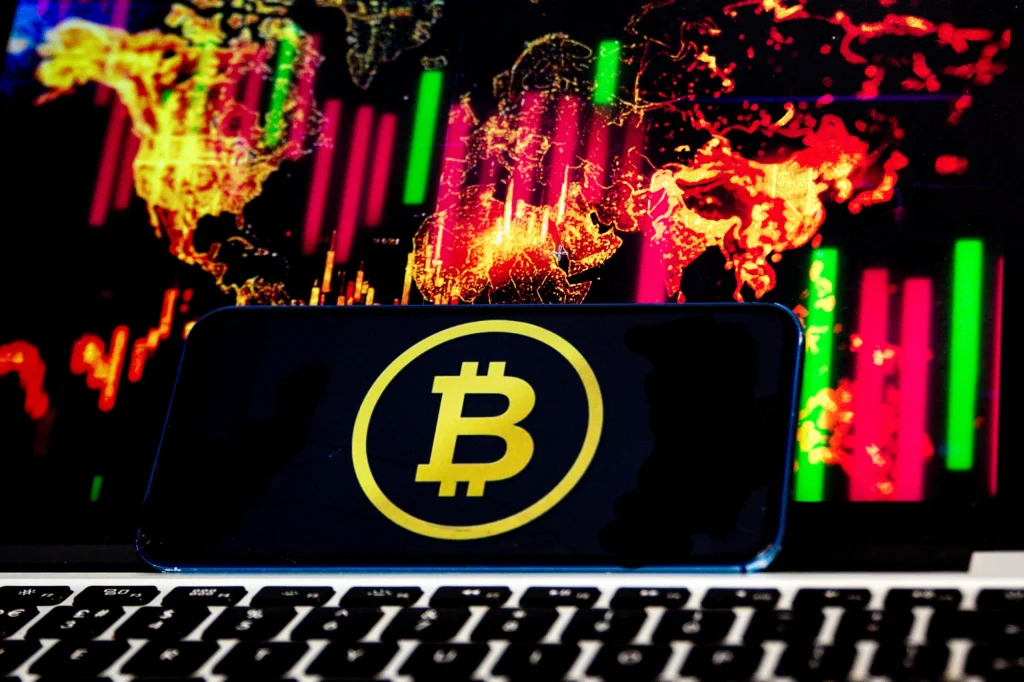 Биткоин может упасть до $50 000: Standard Chartered предупредил о коррекции, какой прогноз