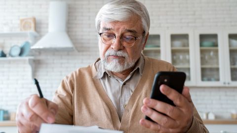 Лучшие смартфоны для пенсионеров в Украине 2026 с крупным экраном и большой батареей: модели и цены