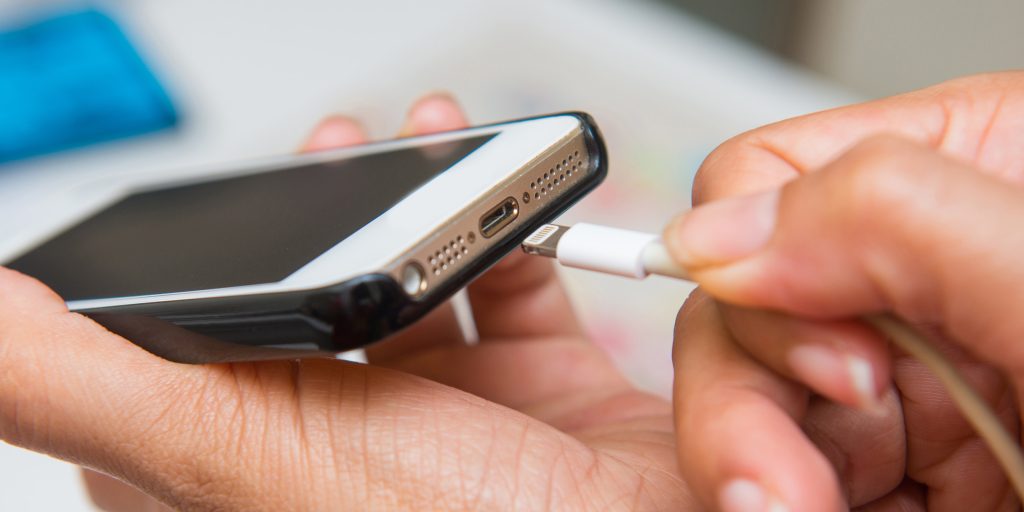 Смартфон стоит на зарядке, но не заряжается: причины и решения, что делать