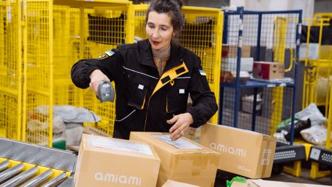 Посылки "Укрпочты" можно будет получать в кафе и на АЗС: что изменится для клиентов