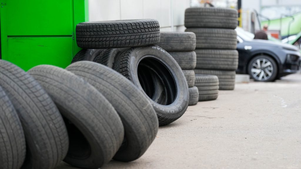 Можно ли ездить на зимней резине летом в Украине: штрафы и риски 2026