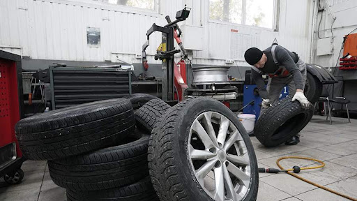 Можно ли ездить на зимней резине летом в Украине: штрафы и риски 2026