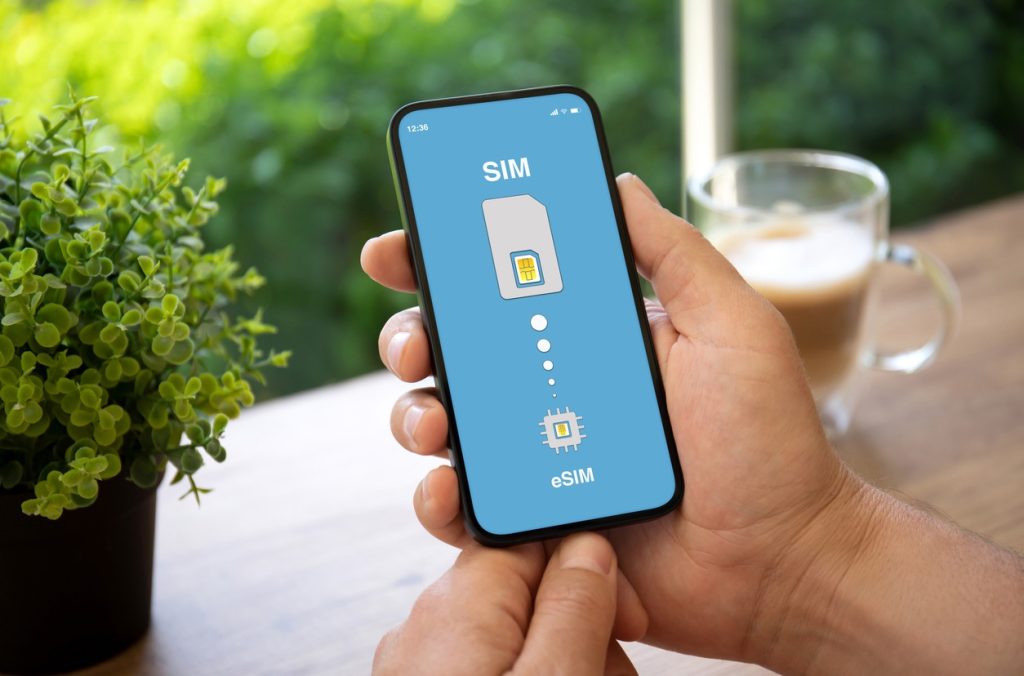 Что такое eSIM и как она работает в Украине: простое объяснение
