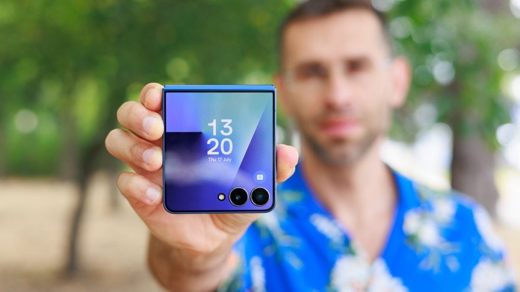 Samsung Galaxy Z Flip 8 может получить экран без складки: что известно о новом смартфоне