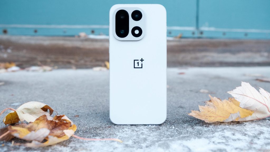 OnePlus 15 против Samsung, Xiaomi и iPhone: кто дольше держит заряд, тест 2026