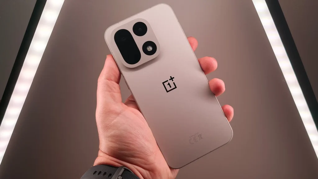OnePlus 15 против Samsung, Xiaomi и iPhone: кто дольше держит заряд, тест 2026 