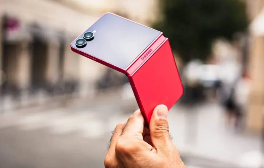 Samsung Galaxy Z Flip 8 может получить экран без складки: что известно о новом смартфоне