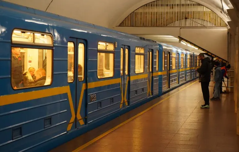 Проезд в Киеве подорожал: сколько стоит в метро, автобусе, трамвае, троллейбусе 2026, как сэкономить Проезд в Киеве подорожал: сколько стоит в метро, автобусе, трамвае, троллейбусе 2026, как сэкономить